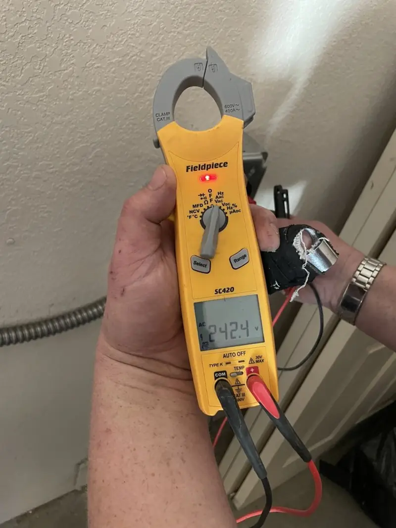 Voltage testing with clamp meter during Generator Installation in Alpine